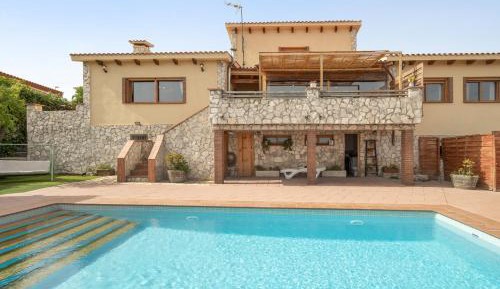 Villa with Garden View