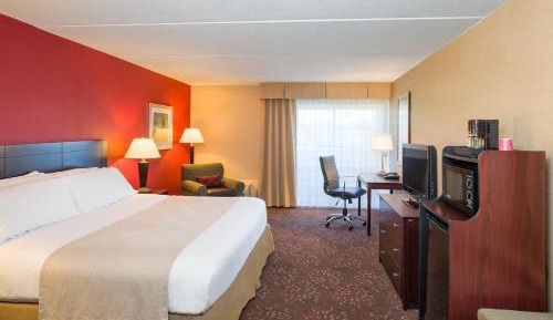 Standard Queen Room with Two Queen Beds and Roll-In Shower - Mobility Access