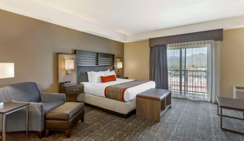 King Suite with Sofa Bed and Balcony - Kitchenette/Non-Smoking