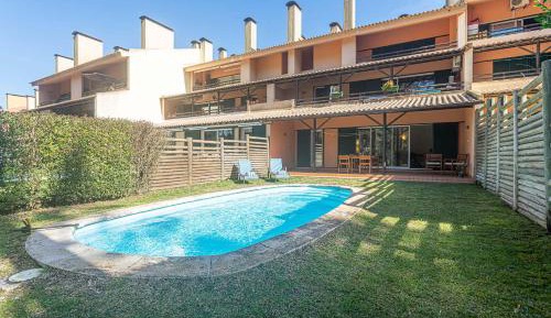 Apartment with Pool View 