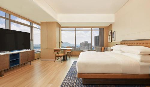 Deluxe Corner King Room