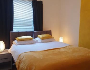 One-Bedroom Apartment with Balcony