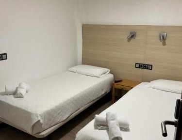 TWIN 2 BEDS INSIDE SHARED BATHROOM & WINDOW TO THE HALLWAY