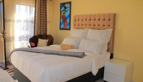 Deluxe Queen Suite