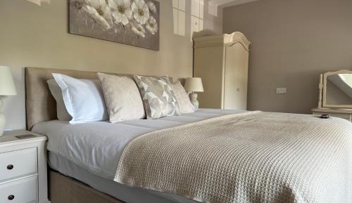 Deluxe Double Room (2 Adults + 1 Child)