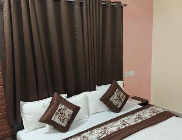 Deluxe Double Room (2 Adults + 1 Child)