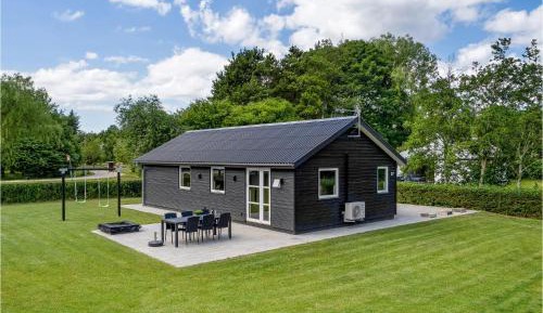 Three-Bedroom Holiday Home 