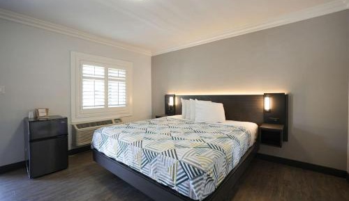 King Room with Roll-in Shower - Disability Access - Non-Smoking