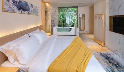 Deluxe Queen Room with Bath