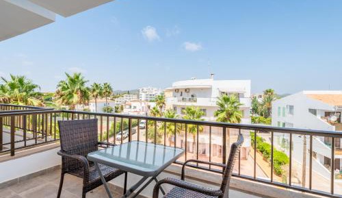 Studio with Balcony and Street View