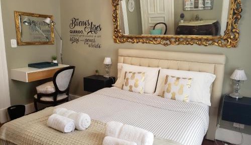 Deluxe Double Room with Balcony and Shared Bathroom