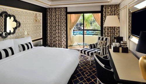 Deluxe Room, Guest room, 1 King, Pool view, Balcony