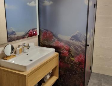 Apartment with Mountain View