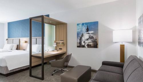 Queen Studio with Sofa Bed and Adapted Tub - Mobility Accessible