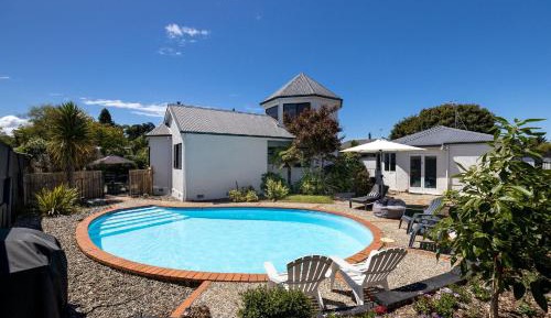 Apartment with Pool View 