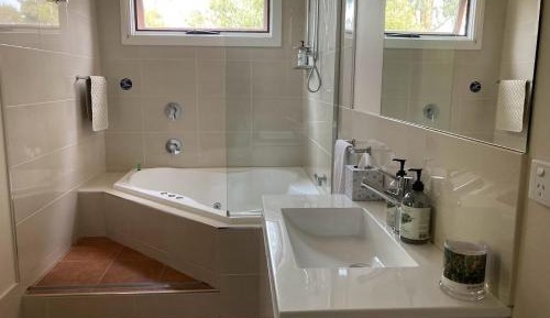 One-Bedroom Cottage with Spa Bath
