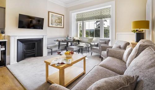 Dollywagon Pike, 2 Bedroom Apartment with Lake View – No Pets Allowed