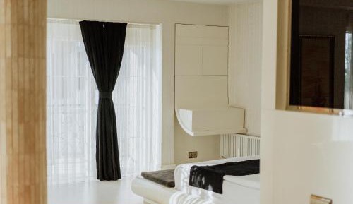 Deluxe King Suite