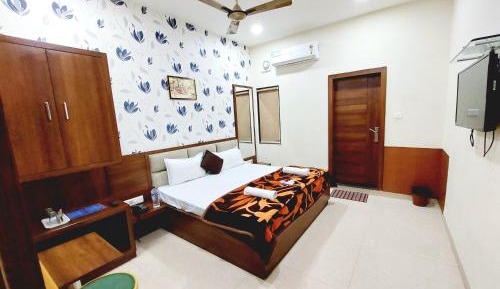 Deluxe Room (2 Adults + 1 Child)