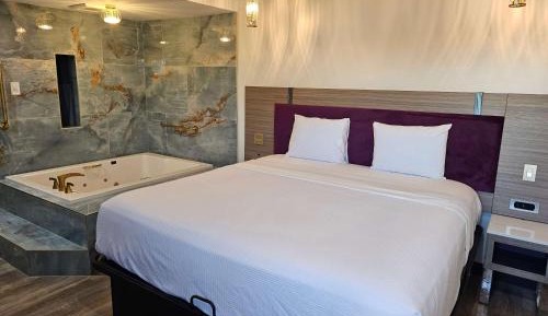 King Suite - Non-Smoking