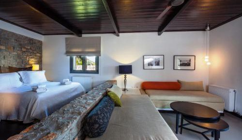 Deluxe Suite with Fireplace and Spa Bath (2 Adults & Children)