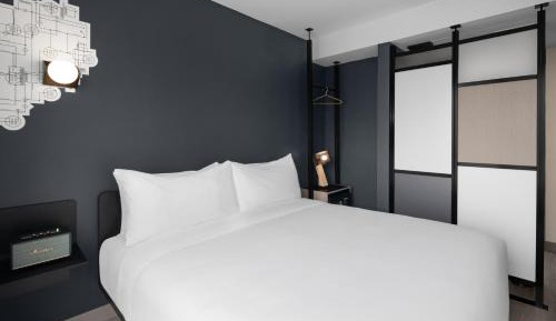 Urban King Room with City View and Adapted Tub - Mobility and Hearing Accessible