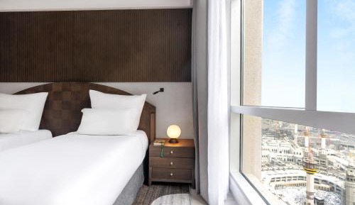 Deluxe Executive King Suite with Two Single Beds and Partial Kaaba View