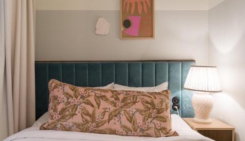 Standard Queen Room (Laminated Window)