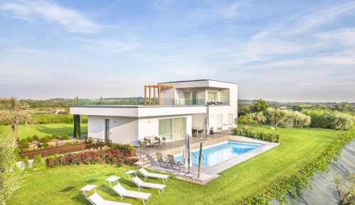 Villa with Garden View