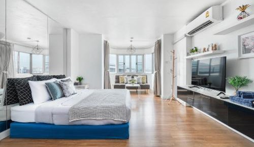 Apartment with Mountain View