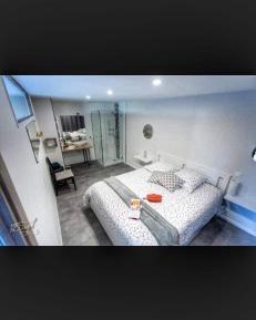 Apartment with Pool View 