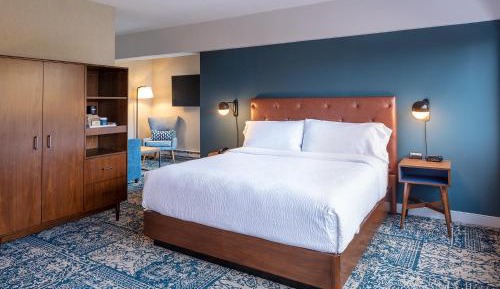 Larger Guest room, 1 King, Sofa bed, Balcony