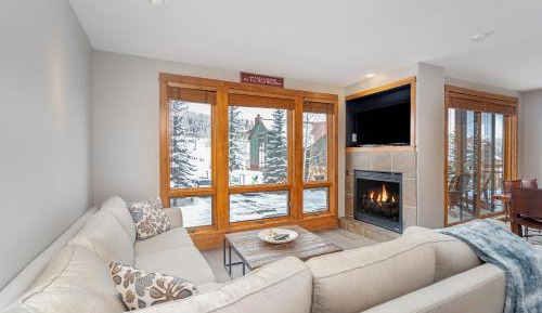 Apartment with Mountain View