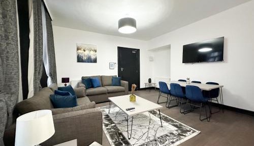 Deluxe Two-Bedroom Apartment with Garden View