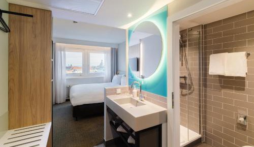 Standard Queen Room