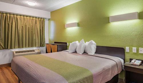 King Room with Mobility Access and Bathtub with Grab Bars, Non-Smoking