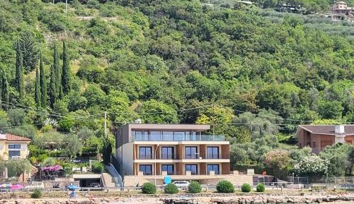 Suite with Lake View and Balcony