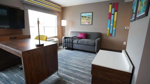 King Suite with Roll-In Shower - Mobility and Hearing Access/Non-Smoking