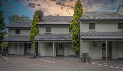 Three-Bedroom Apartment with Courtyard includes Free Parking and Wifi