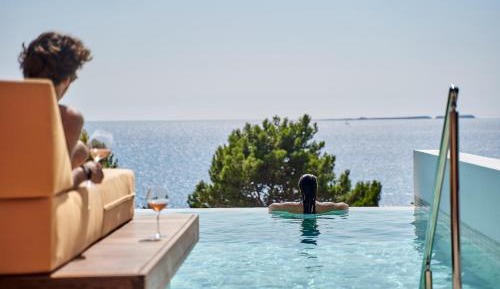 Suite with Infinity Pool