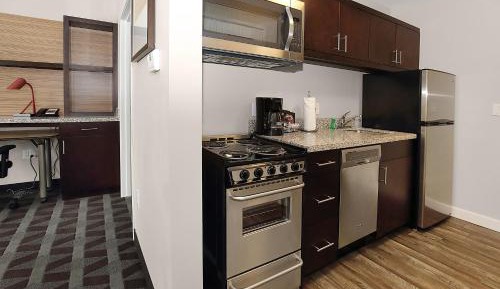 One-Bedroom Queen Suite