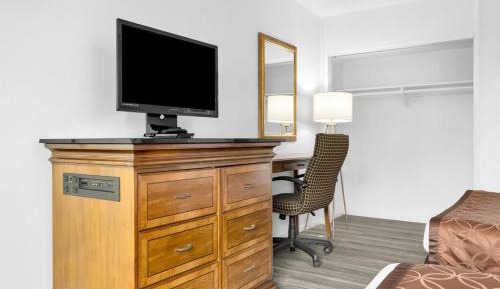 King Room with Roll-in Shower - Disability Access - Non-Smoking