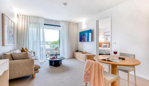 One-Bedroom Apartment with Park View