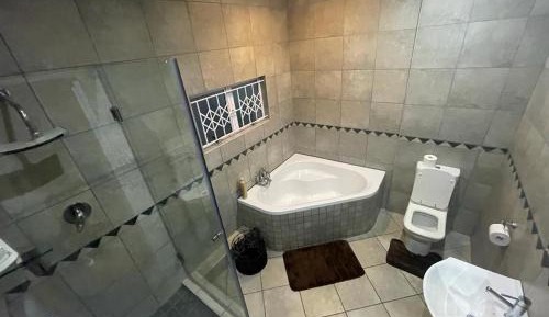 Deluxe Queen Suite