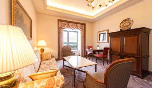 Crown Suite Room (1-2 Adult)