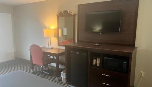 Queen Room with Two Queen Beds and Tub - Smoking