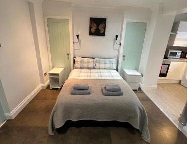 Garden Studio Apartment