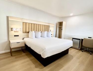 Deluxe King Room - Non-Smoking