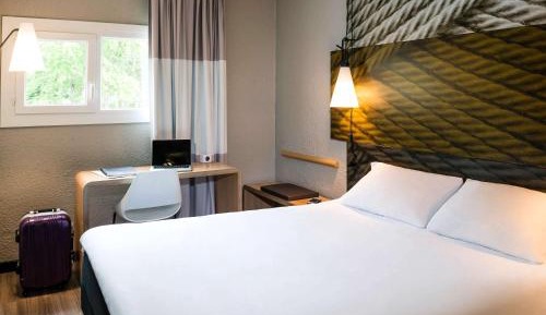 Standard Room with One Double Bed and One Single Bed