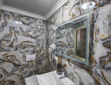 Deluxe King Suite
